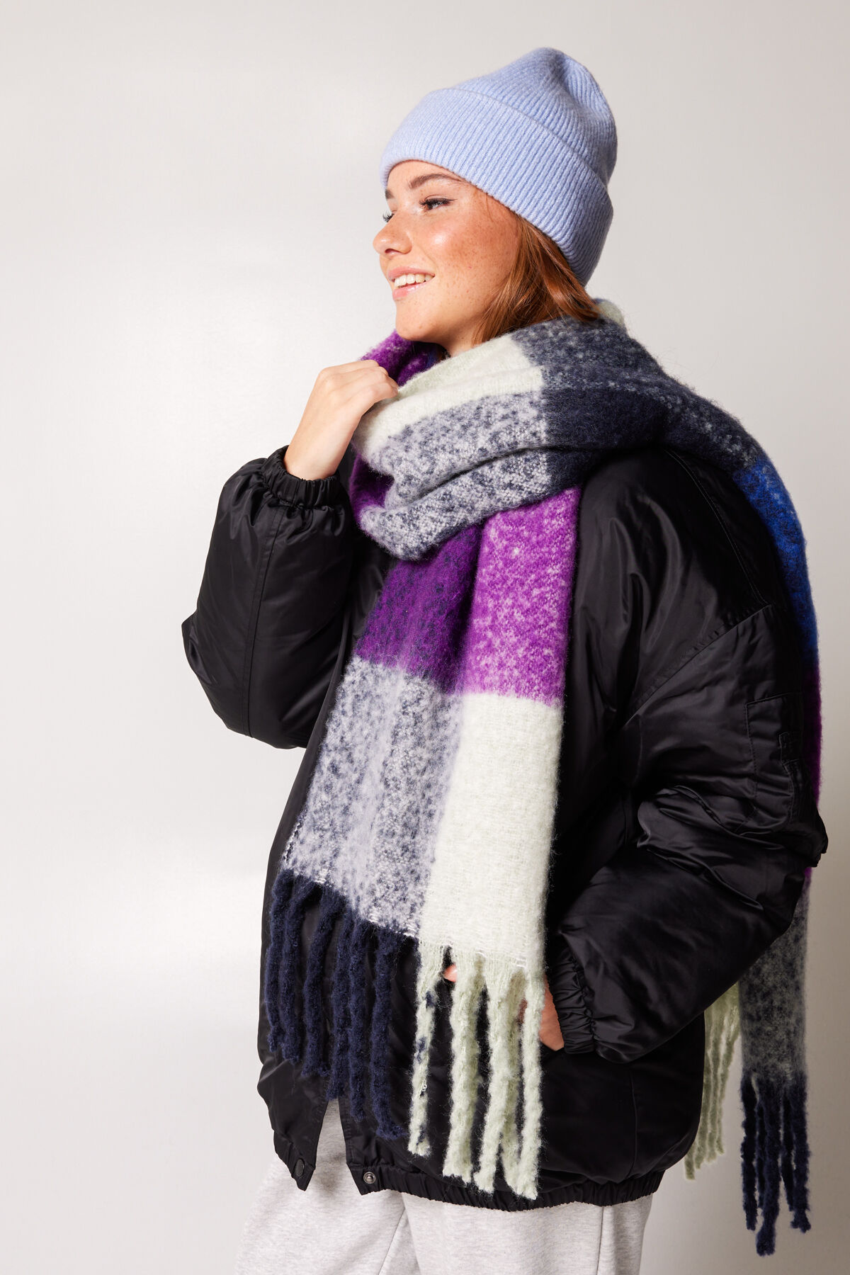 Scarf April CB image number 1