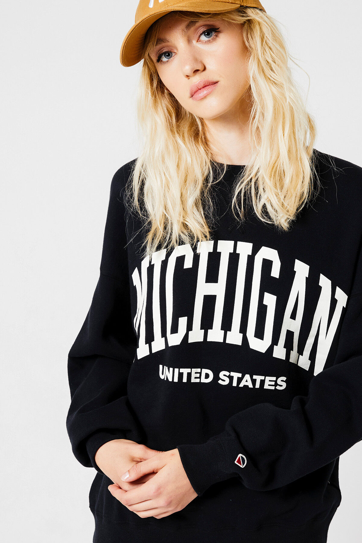 Sweater Sue image number 3