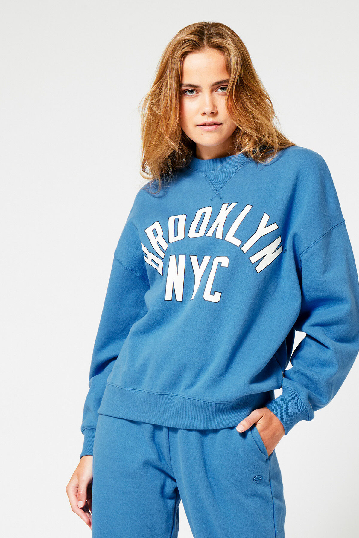 Sweater Sue image number 1