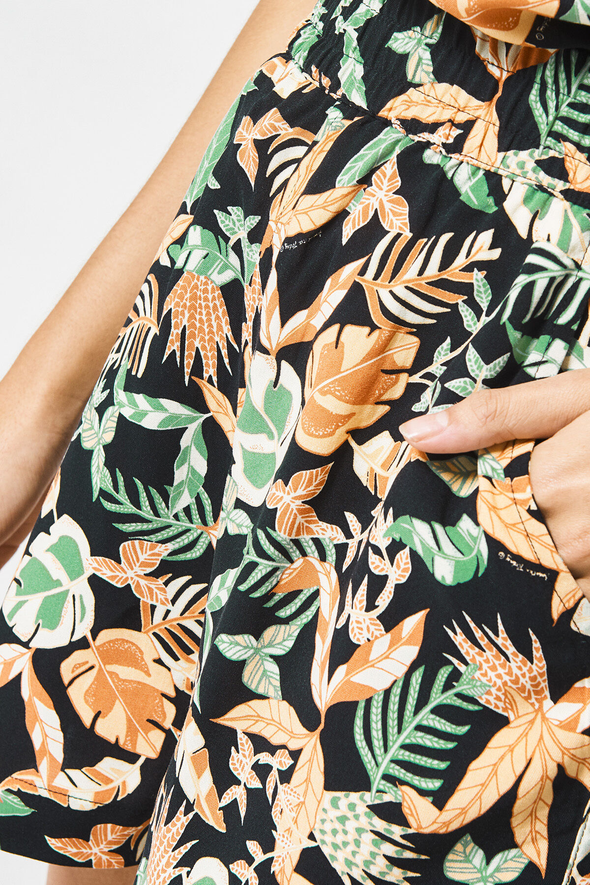 Short Nona image number 3