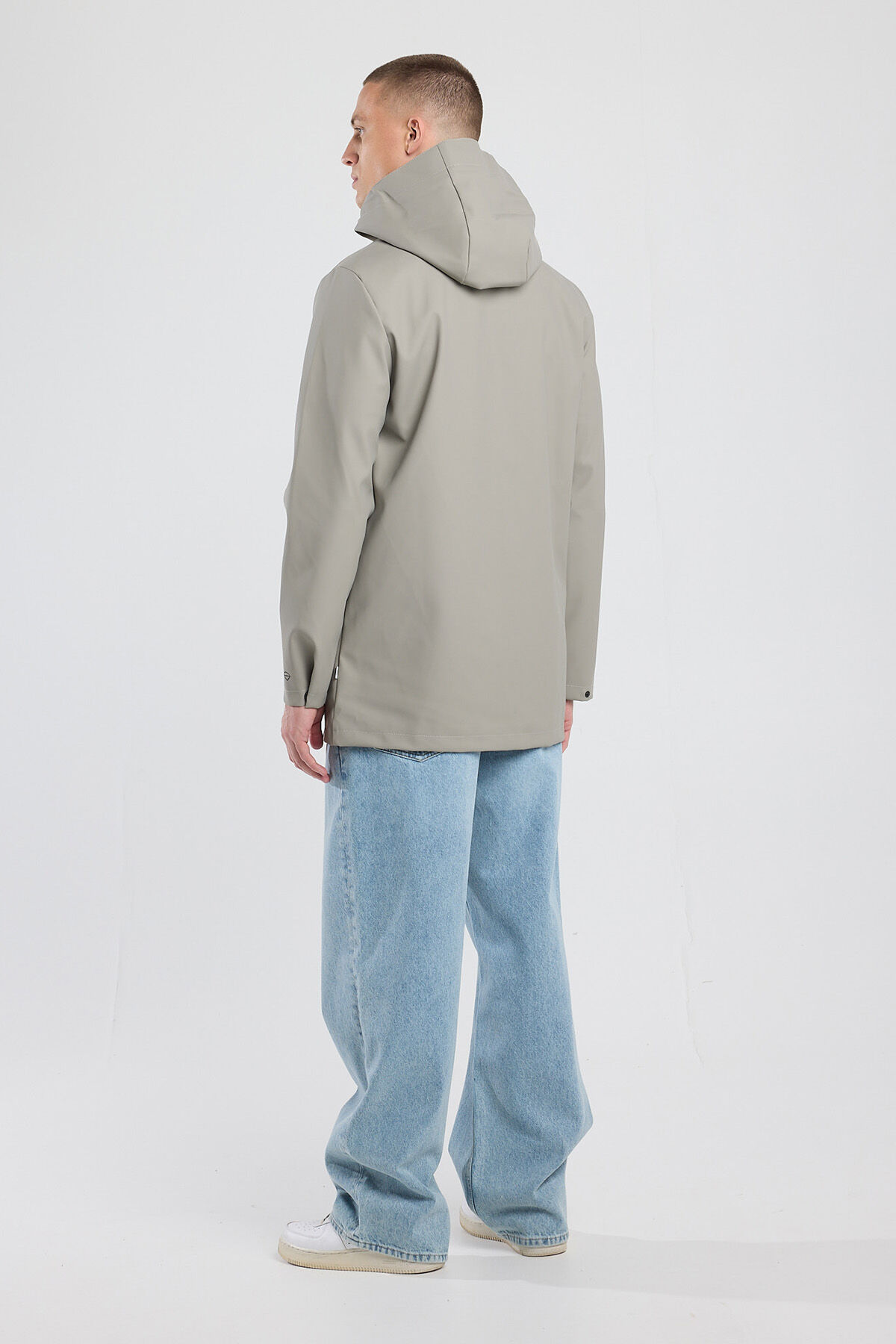 Imperm&eacute;able Jake image number 2