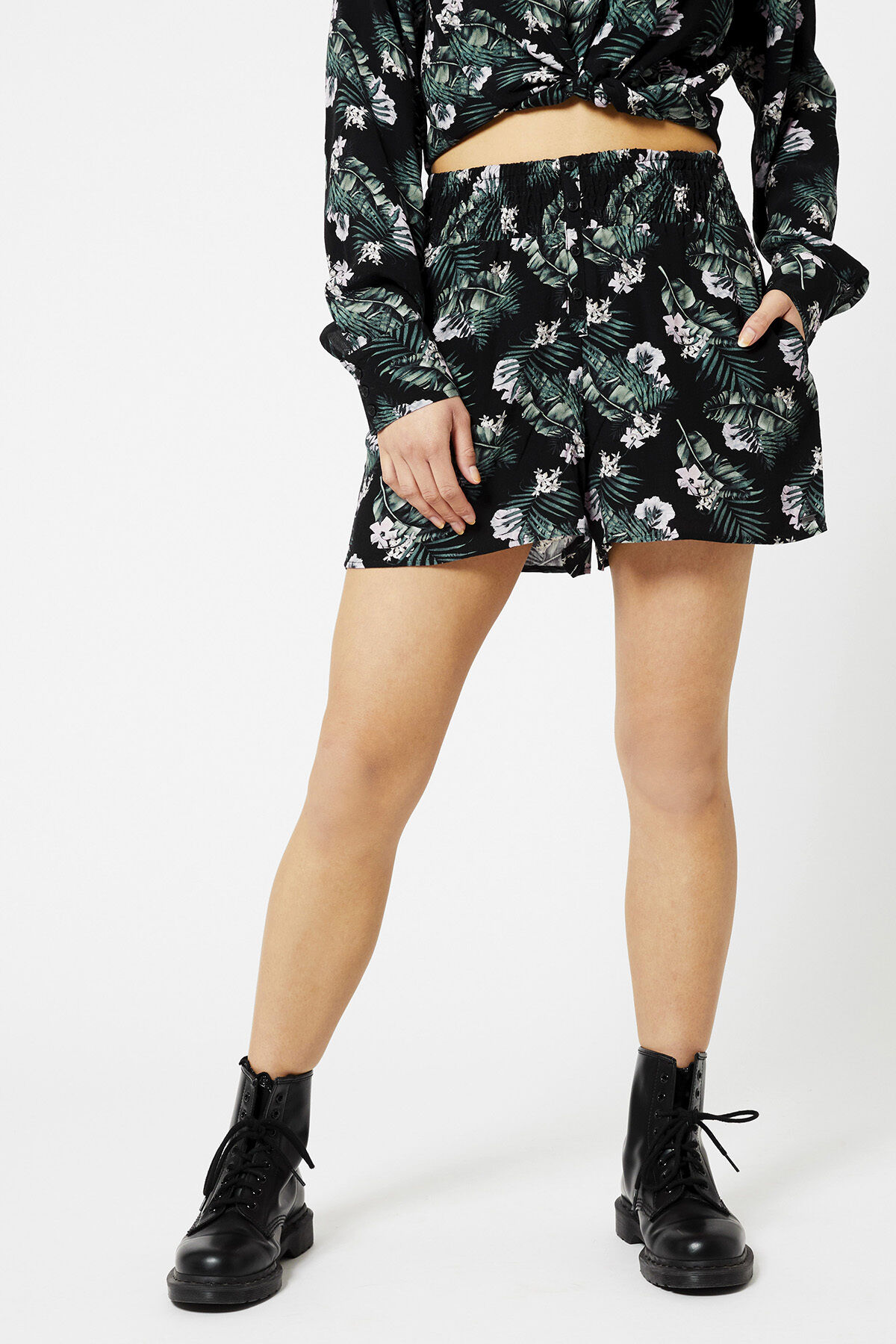 Short Nadine image number 1