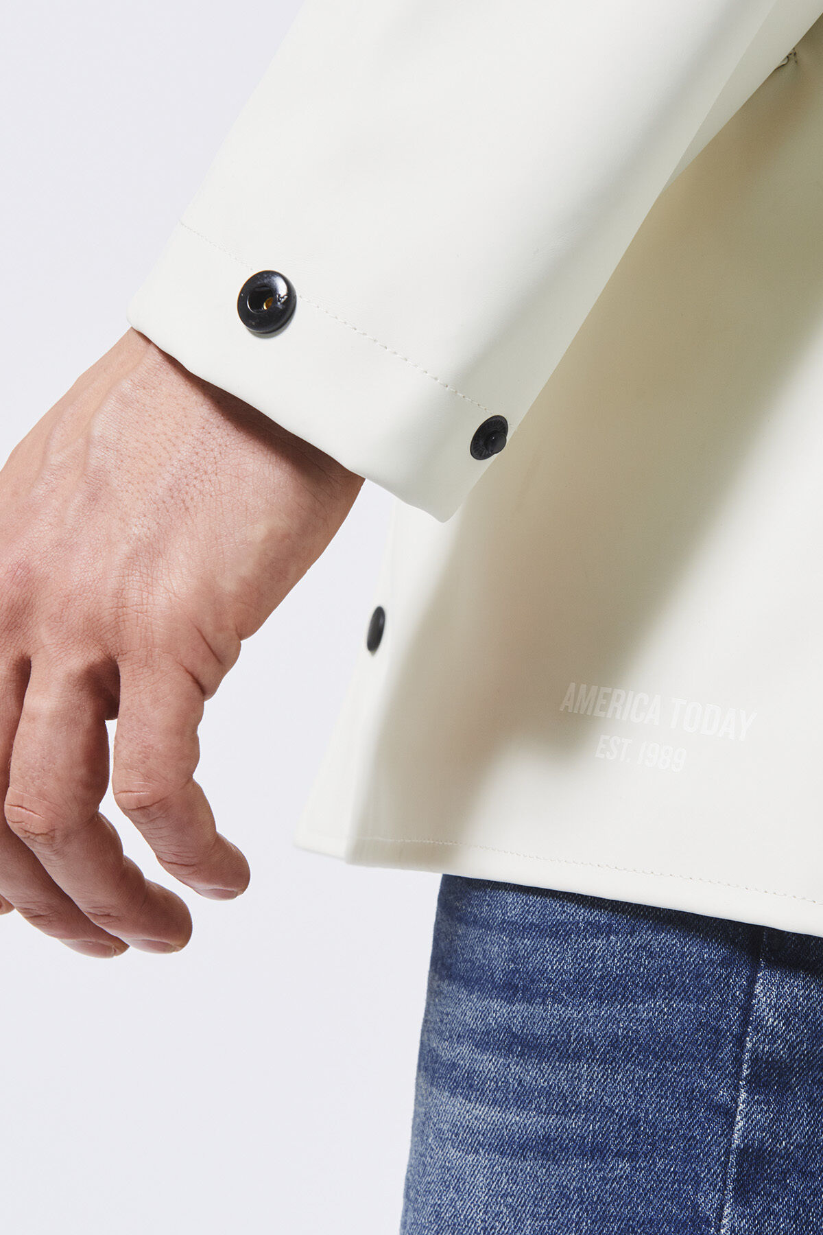 Imperm&eacute;able Jace image number 3