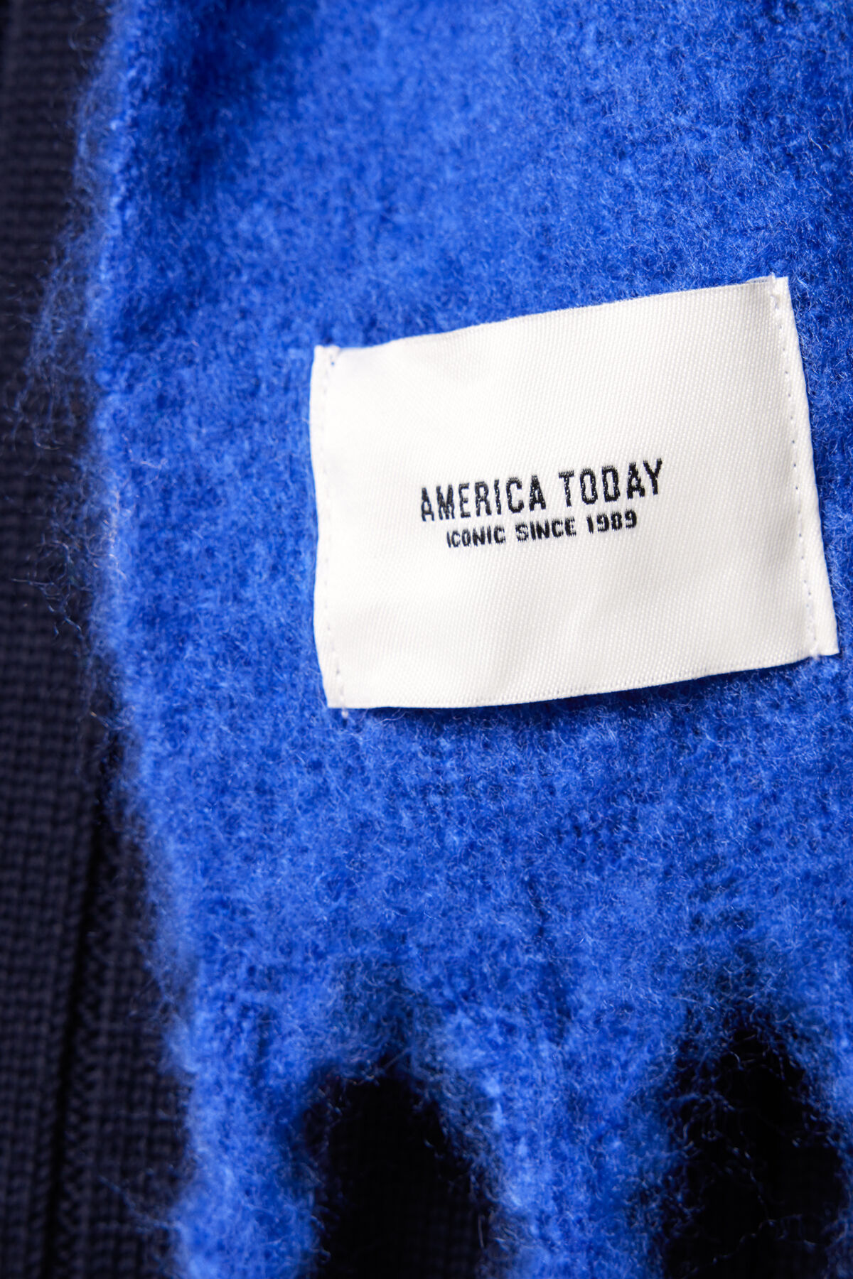 Scarf April image number 1