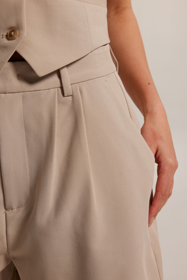 Short Noemi image number 3