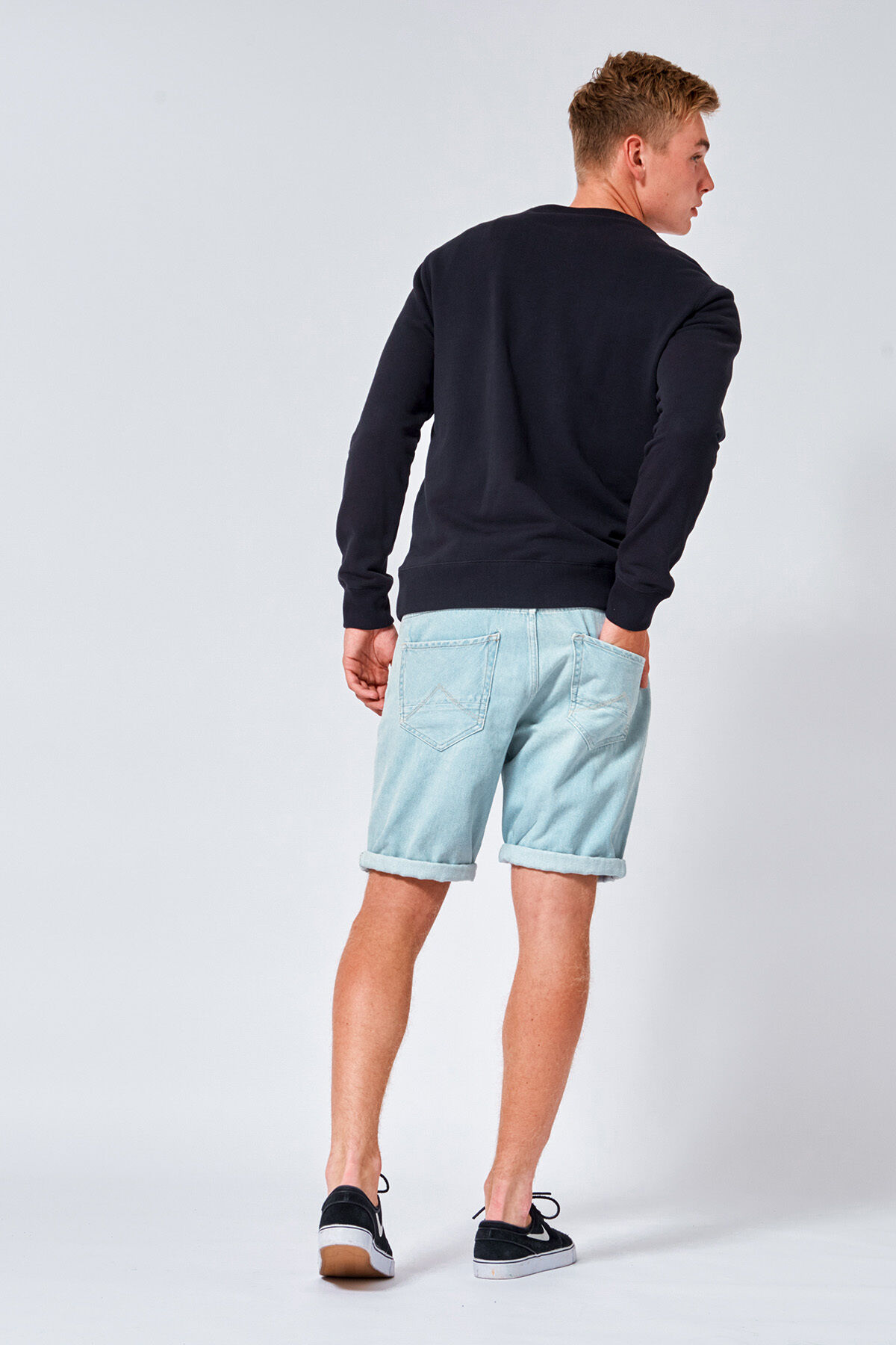 Sweater Story image number 2