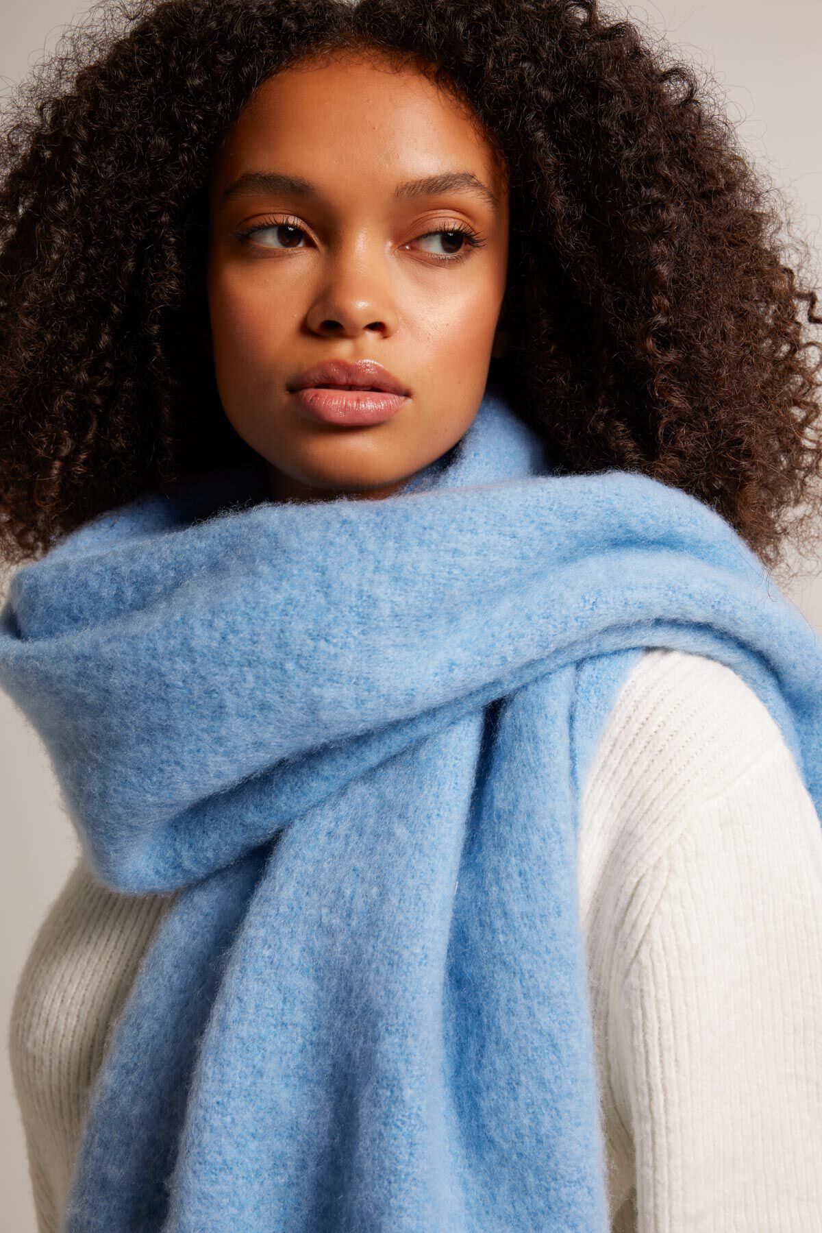 Scarf April image number 1