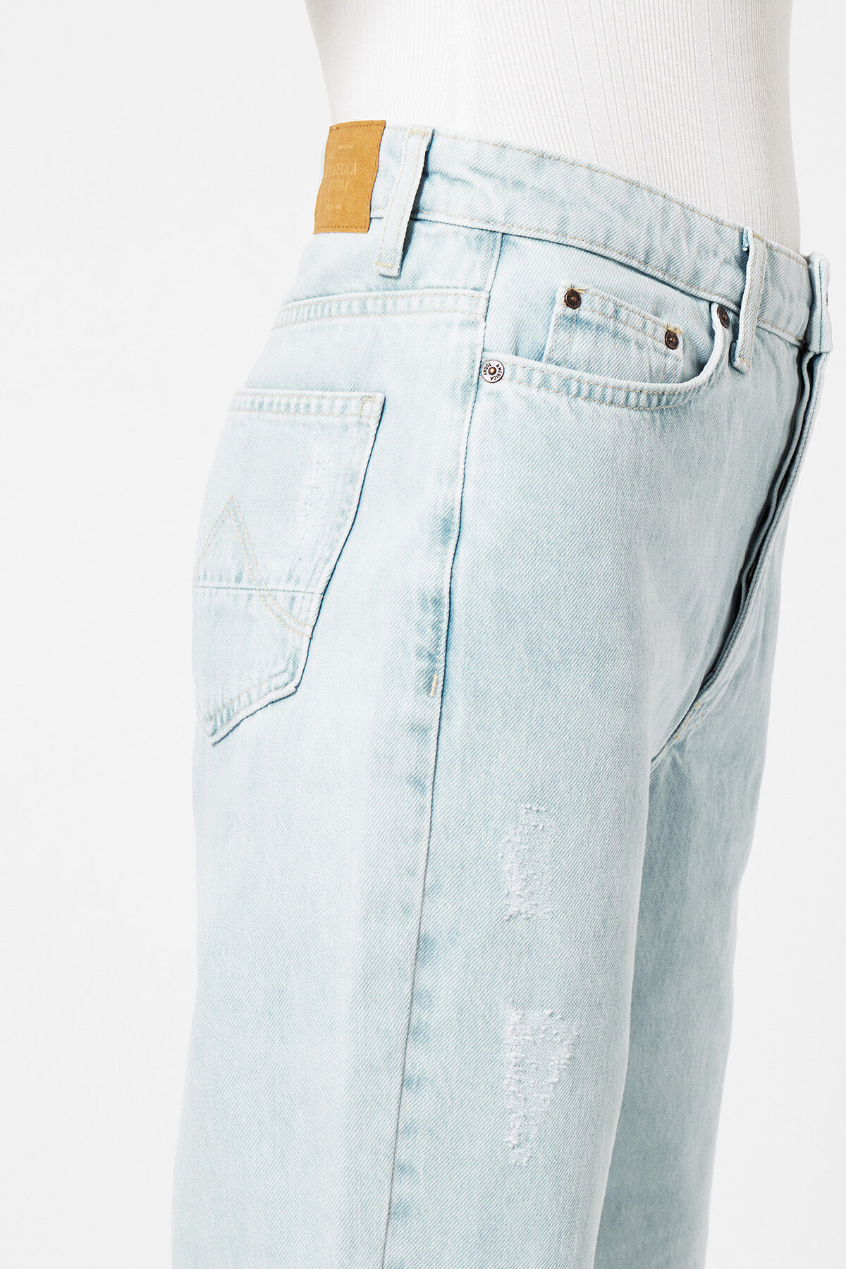 Jadan B Bleached image number 3