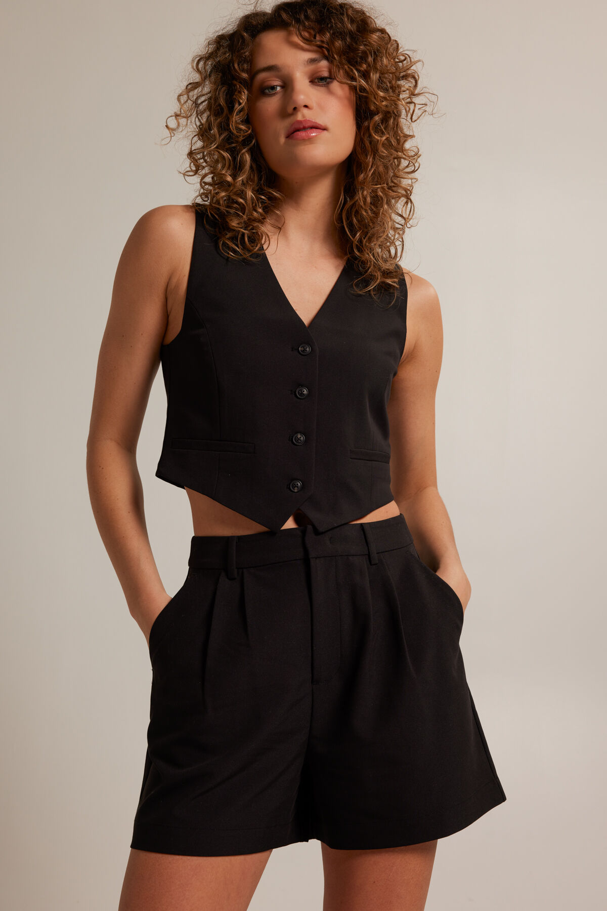 Short Noemi image number 0