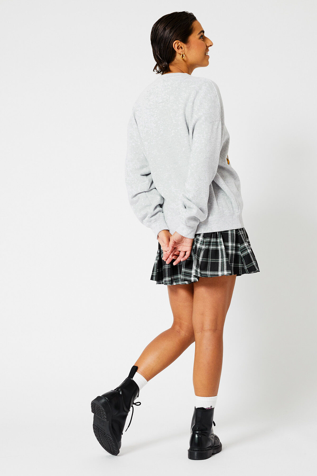 Sweater Sue image number 2