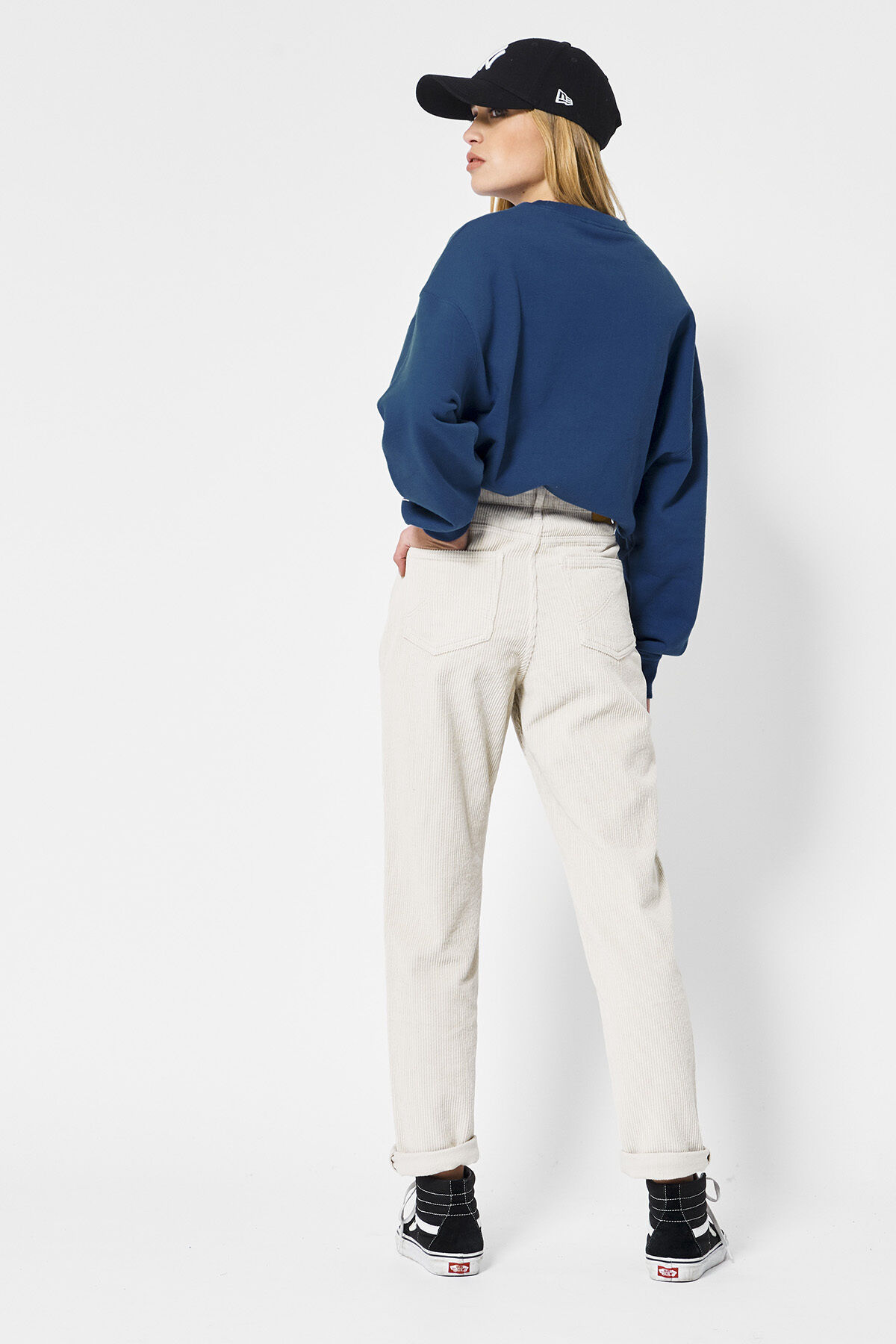 Sweater Sue image number 2