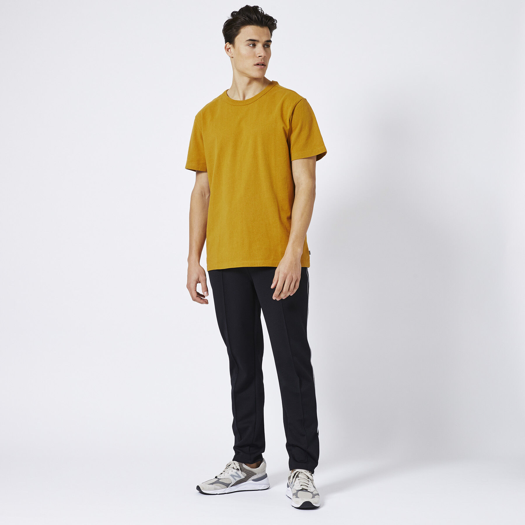 yellow t shirt outfit